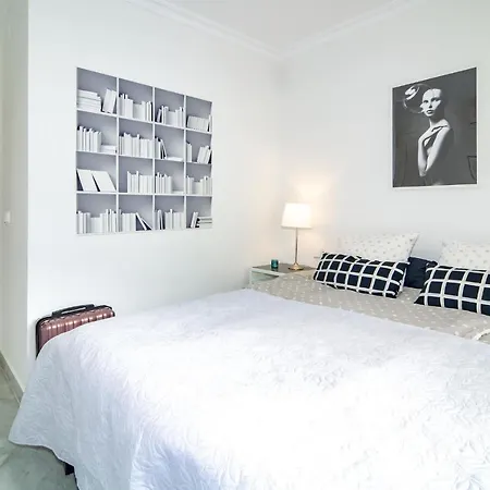 Sad-spacious 2 Bedroom Duplex Puerto Banus *